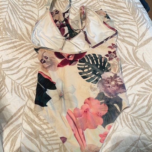 Lovers and friends floral ruffle one piece bathing suit size small - Picture 11 of 12